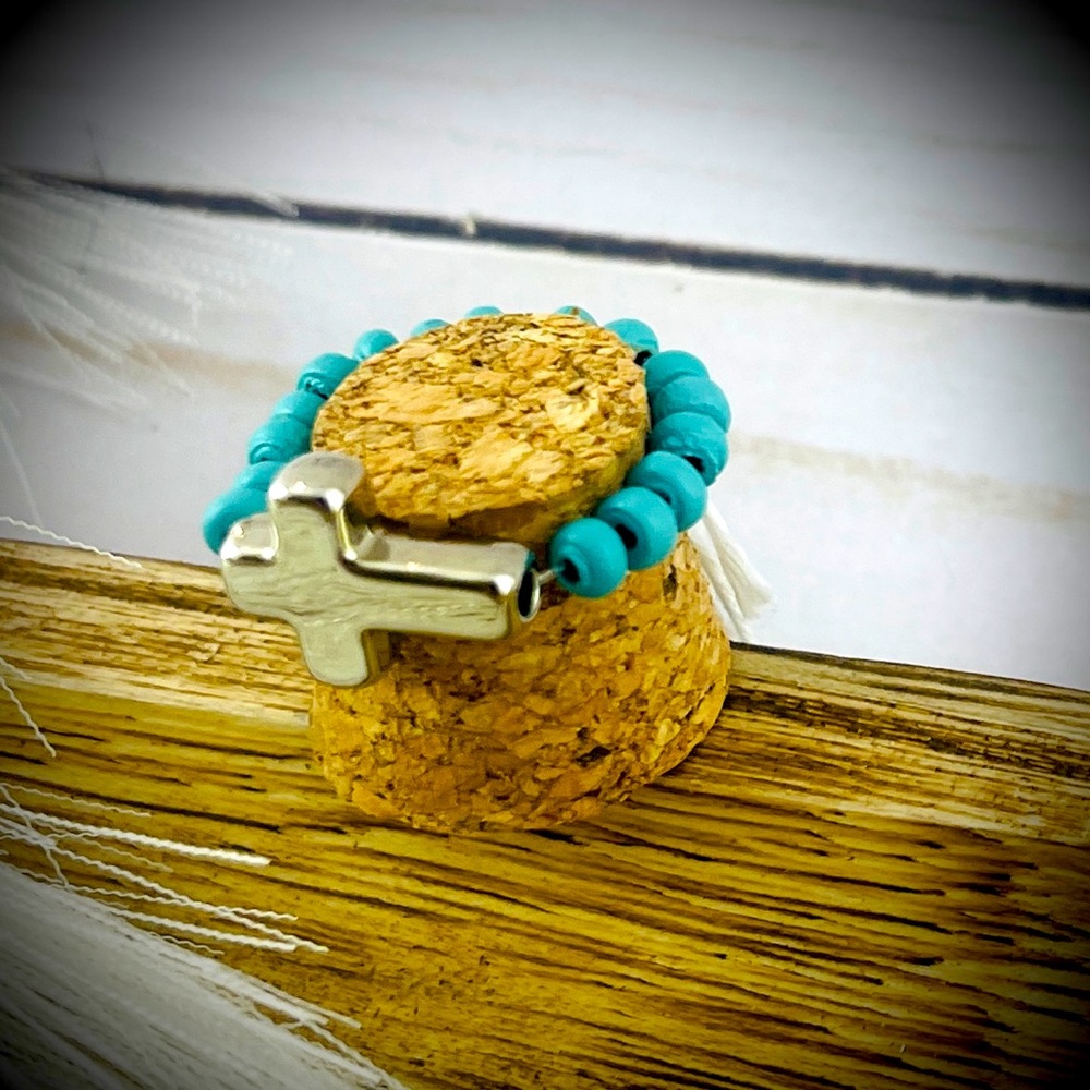 Cross stretch statement ring